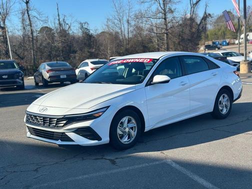 2025 Hyundai ELANTRA SE