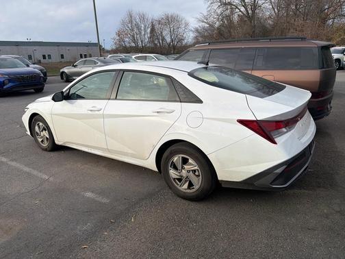 2025 Hyundai ELANTRA SE