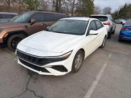 2025 Hyundai ELANTRA SE