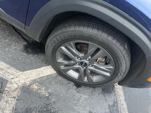 Dark Ocean Blue/White Roof 2023 Kia Seltos S