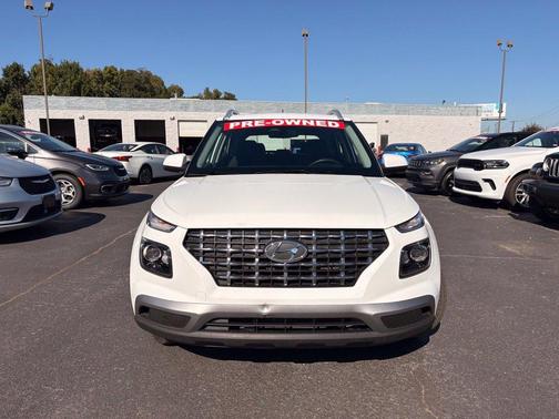 Lunar White 2024 Hyundai VENUE SEL