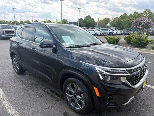 Black 2024 Kia Seltos S