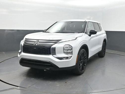 White Diamond 2026 Mitsubishi Outlander LE