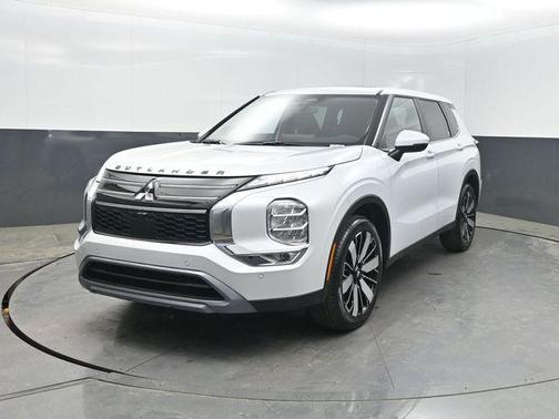 White Diamond 2026 Mitsubishi Outlander SE