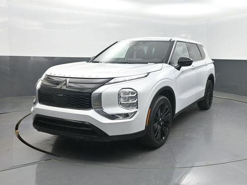 White Diamond 2026 Mitsubishi Outlander LE