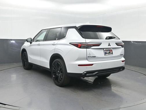 White Diamond 2026 Mitsubishi Outlander LE