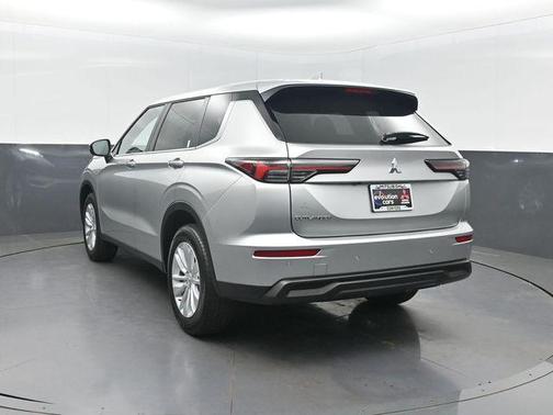 Alloy Silver Metallic 2026 Mitsubishi Outlander ES