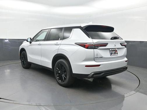 White Diamond 2026 Mitsubishi Outlander ES