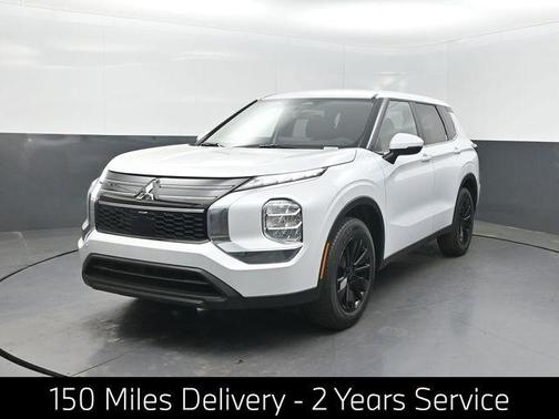 White Diamond 2026 Mitsubishi Outlander ES