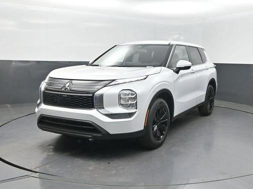 White Diamond 2026 Mitsubishi Outlander ES