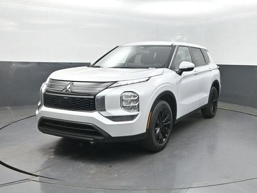 White Diamond 2026 Mitsubishi Outlander ES