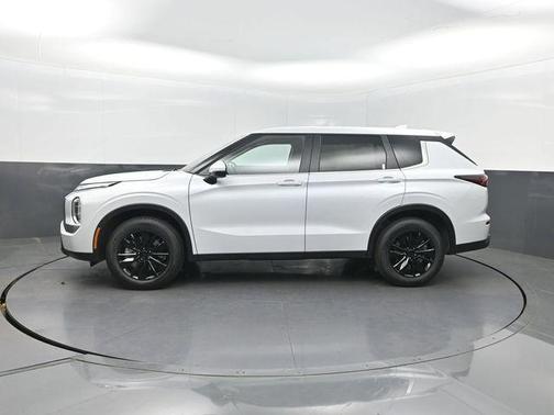 White Diamond 2026 Mitsubishi Outlander ES