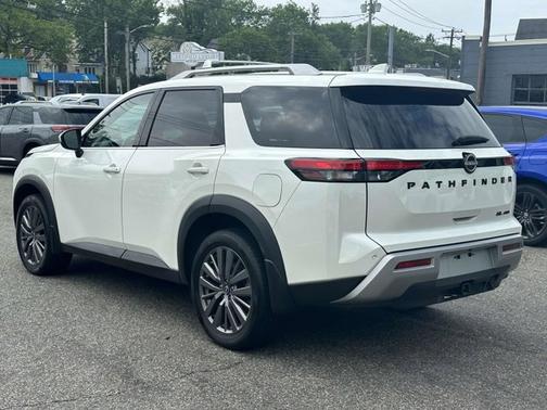 2023 Nissan Pathfinder SL