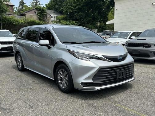 2021 Toyota Sienna LE 8 Passenger
