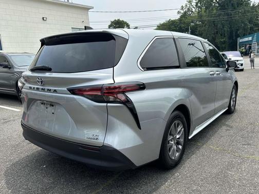 2021 Toyota Sienna LE 8 Passenger