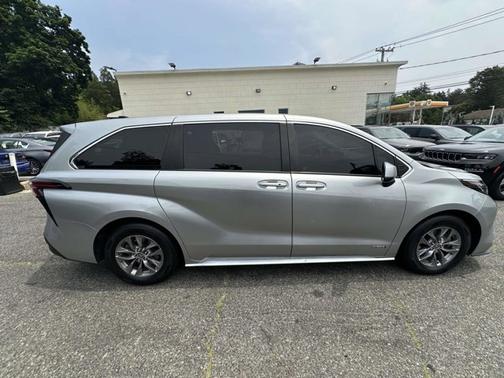 2021 Toyota Sienna LE 8 Passenger