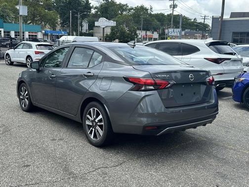 2022 Nissan Versa SV