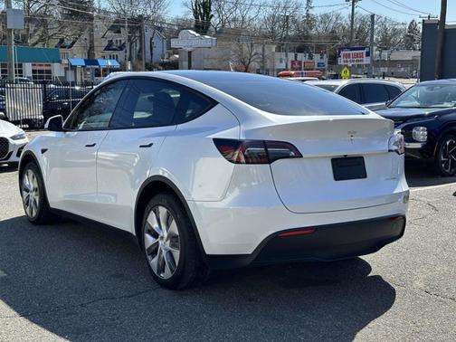 White 2023 Tesla Model Y Long Range
