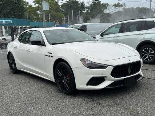 2022 Maserati Ghibli Modena Q4