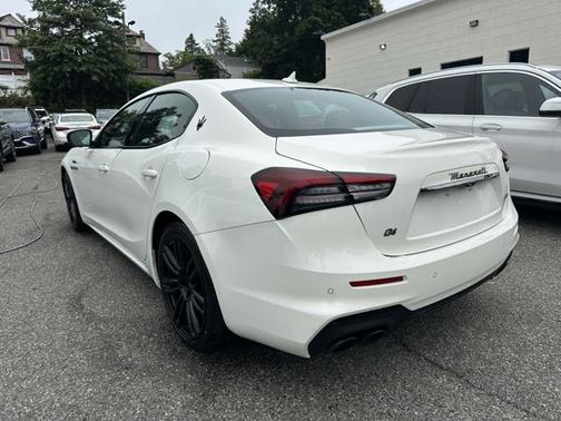 2022 Maserati Ghibli Modena Q4