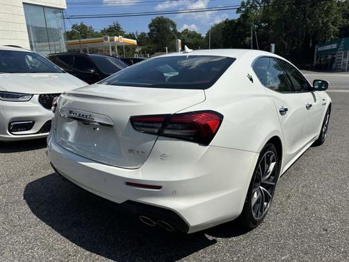 2022 Maserati Ghibli Modena Q4