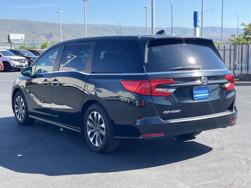 Crystal Black Pearl 2024 Honda Odyssey