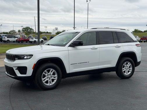 Bright White Clearcoat 2023 Jeep Grand Cherokee Laredo