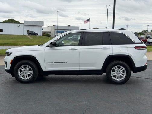 Bright White Clearcoat 2023 Jeep Grand Cherokee Laredo