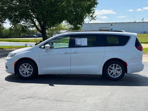 Bright White Clearcoat 2022 Chrysler Pacifica Touring L