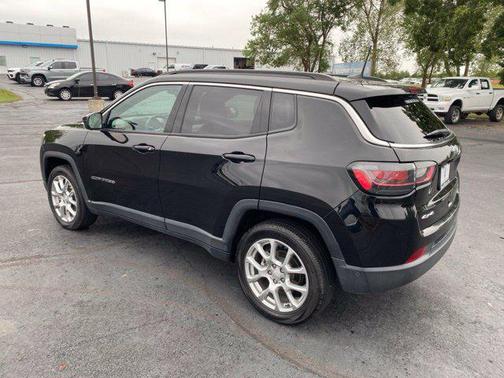 Diamond Black Crystal Pearlcoat 2023 Jeep Compass Latitude Lux