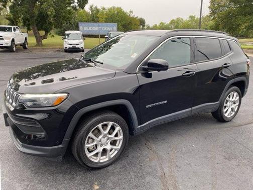 Diamond Black Crystal Pearlcoat 2023 Jeep Compass Latitude Lux
