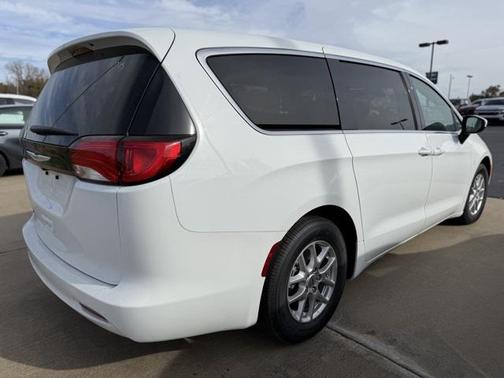 2023 Chrysler Voyager LX