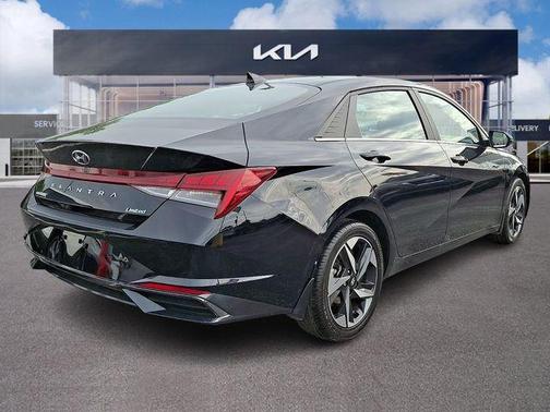 Phantom Black 2022 Hyundai ELANTRA Limited