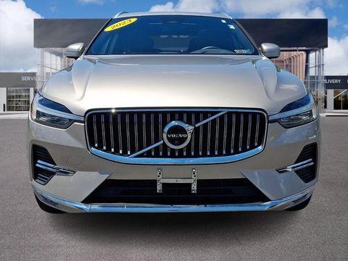 Bright 2023 Volvo XC60 B5 Plus Bright Theme