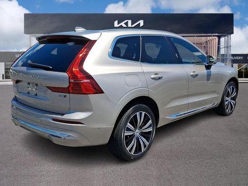 Bright 2023 Volvo XC60 B5 Plus Bright Theme