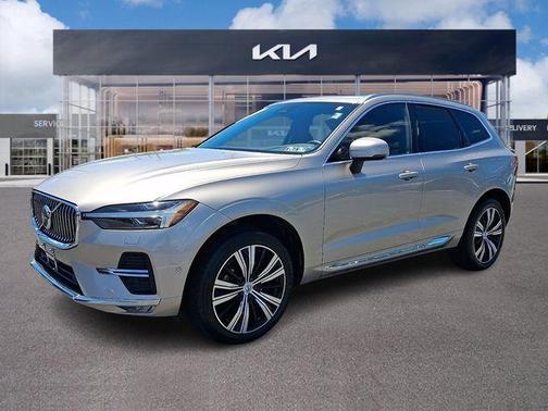 Bright 2023 Volvo XC60 B5 Plus Bright Theme