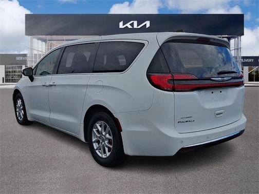 2023 Chrysler Pacifica Touring-L