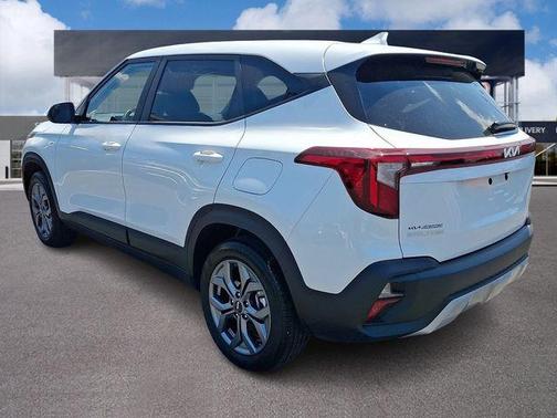 Snow White Pearl 2025 Kia Seltos LX