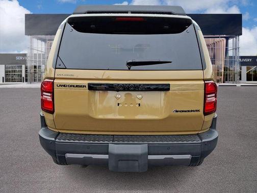 Dust 2025 Toyota Land Cruiser Base