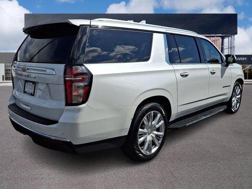 Iridescent Pearl Tricoat 2022 Chevrolet Suburban High Country
