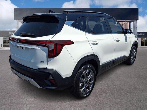 Clear White / Black Roof 2024 Kia Seltos S