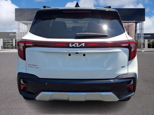 Clear White / Black Roof 2024 Kia Seltos S