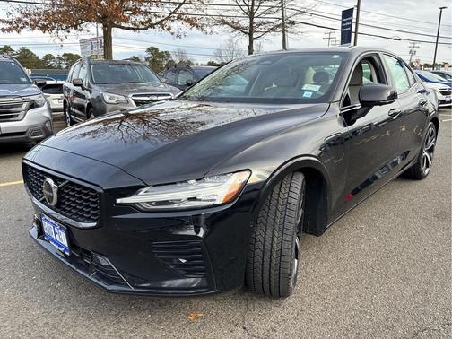 2023 Volvo S60 Recharge Plug-In Hybrid T8 Plus Dark Theme