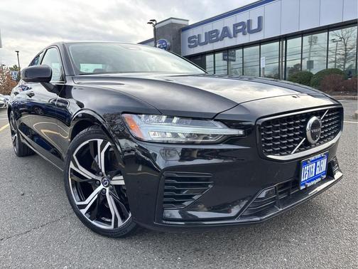 2023 Volvo S60 Recharge Plug-In Hybrid T8 Plus Dark Theme