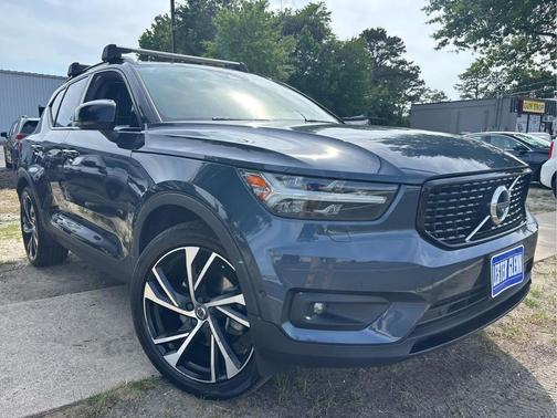 Thunder Grey Metallic 2022 Volvo XC40 T5 R-Design