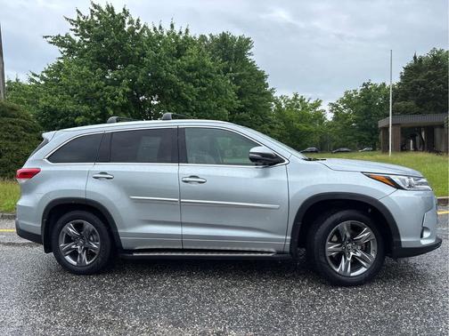 Celestial Silver Metallic 2017 Toyota Highlander Limited Platinum