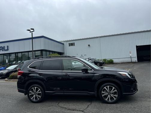 Crystal Black Silica 2024 Subaru Forester Limited
