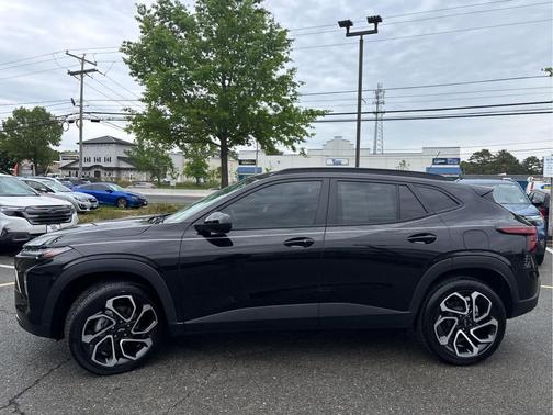 Mosaic Black Metallic 2025 Chevrolet Trax FWD 2RS