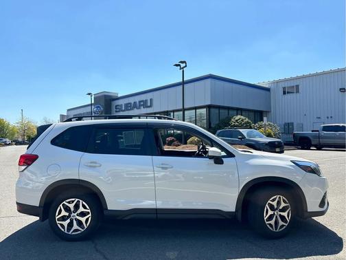 Crystal White Pearl 2024 Subaru Forester Premium