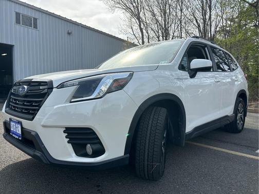 Crystal White Pearl 2022 Subaru Forester Premium